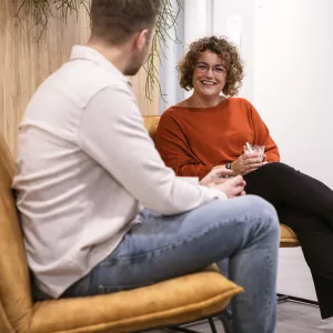 hoofdkantoor foto oranje shirt