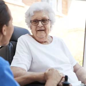 Oudere dame in rolstoel