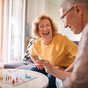 Oudere vrouwen die een bord spelletje spelen