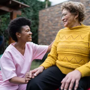 Twee dames die buiten zitten