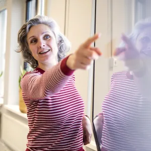 Kantoor persoon wijst