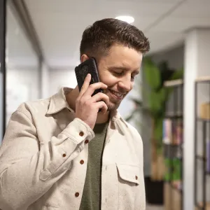 Kantoor persoon aan telefoon