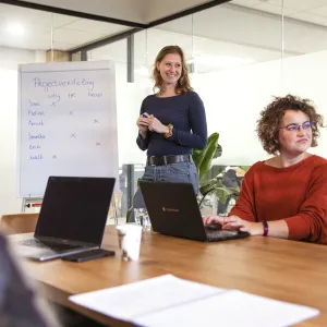 Kantoor vergadering met flipover