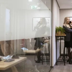 Kantoor persoon aan telefoon