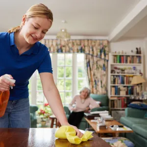 Thuishulp met client op achtergrond