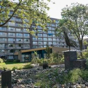 Het gebouw van ViVa! Huis ter Wijck met een groene tuin