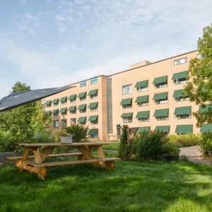 Een zonnige dag bij ViVa! de Santmark, met een gezellige picknicktafel in de tuin, vlakbij de comfortabele woonruimte