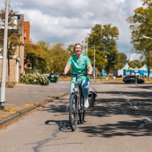 Elisabeth fietst door de wijk voor wijkzorg