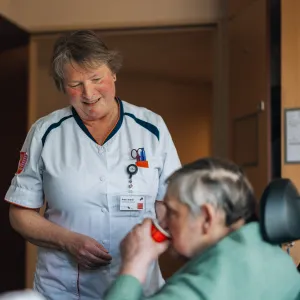 Anne-marie deelt medicatie aan cliënt op de GRZ