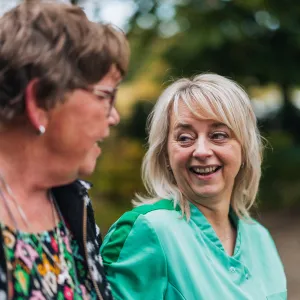 Ingrid lacht met cliënt tijdens wandeling