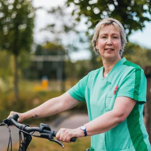 Elisabeth met fiets door de wijk voor wijkzorg