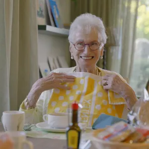 Mevrouw Kroone lacht in het restaurant