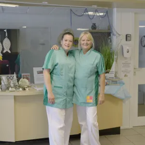 Mellanie en Gemma staan lachend voor de receptie van ViVa! De Santmark