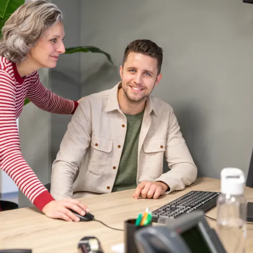 Collega's aan het werk achter bureau