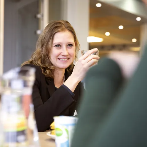 Werknemer kijkt naar collega