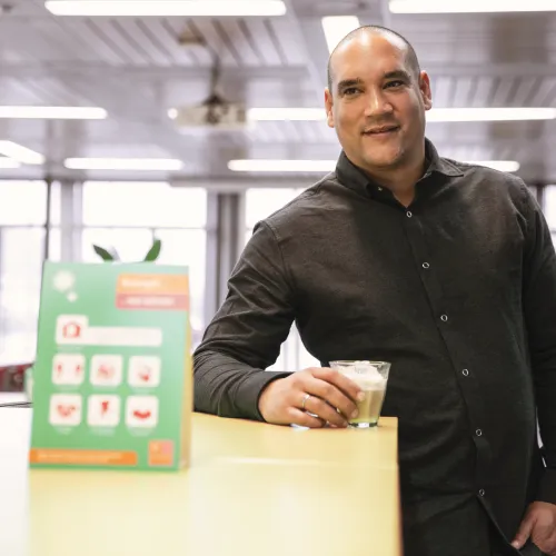 Werknemer drinkt koffie