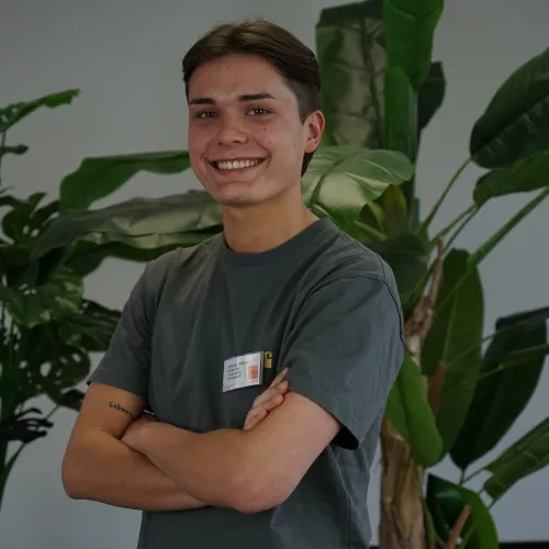 Man met armen over elkaar