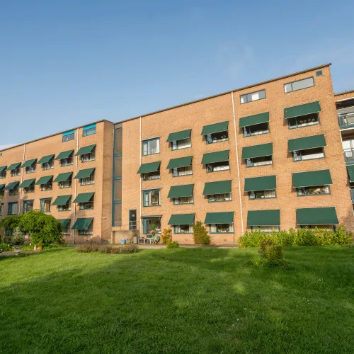 Woonzorglocatie De Santmark met groene zonwering en tuin bij ViVa! Zorggroep