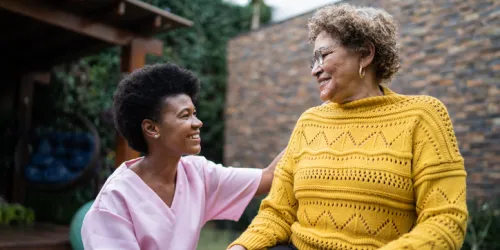 Twee dames die buiten zitten