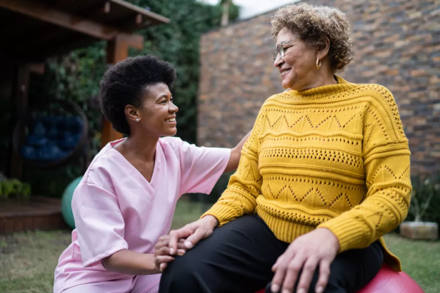 Twee dames die buiten zitten
