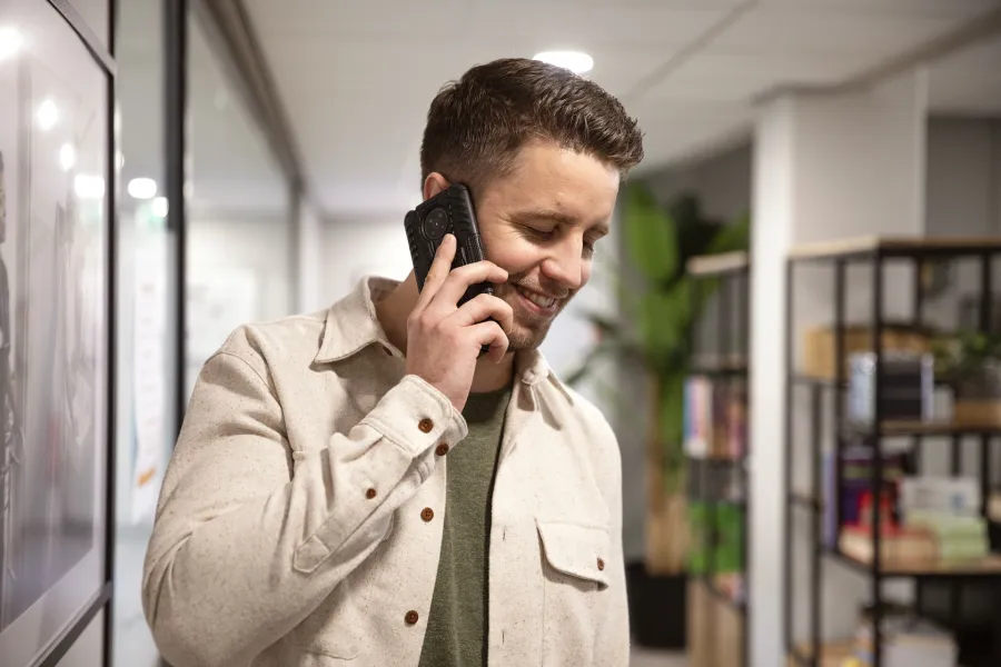 Kantoor persoon aan telefoon