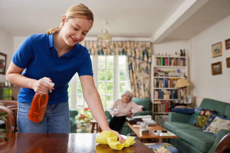Thuishulp met client op achtergrond