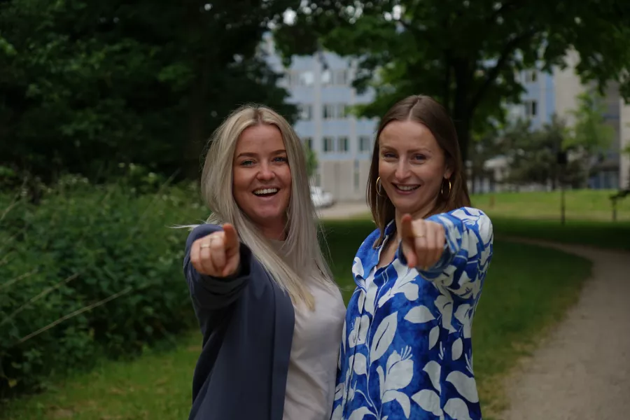 2 ViVa! medewerkers wijzen naar camera