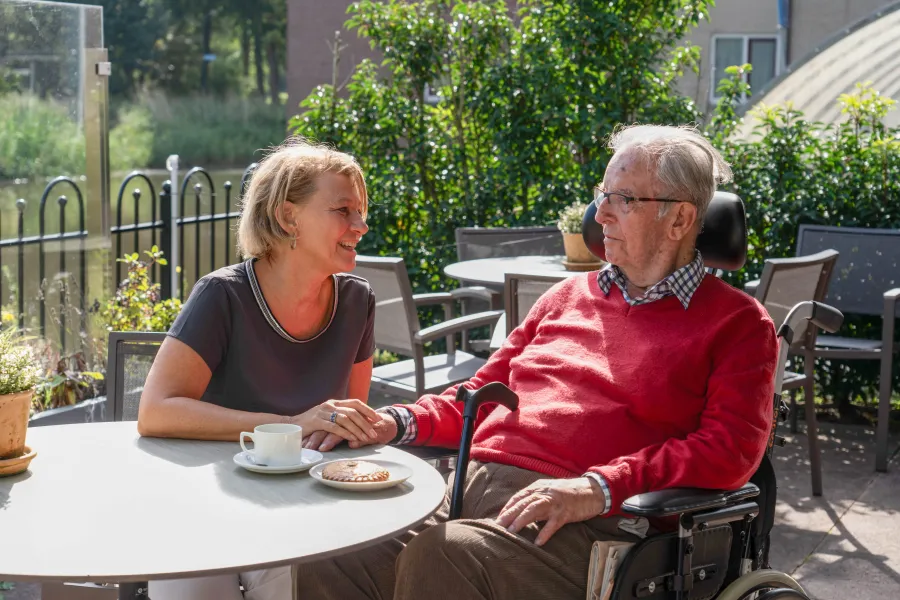 Locatie manager en cliënt zitten buiten