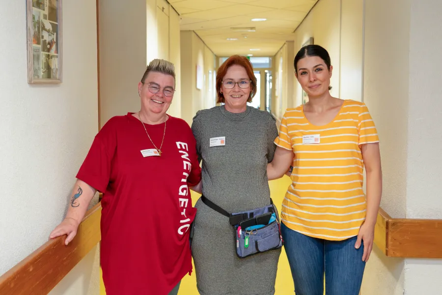 Medewerkers van ViVa! Zorggroep staan samen te poseren in een vrolijke en energieke sfeer