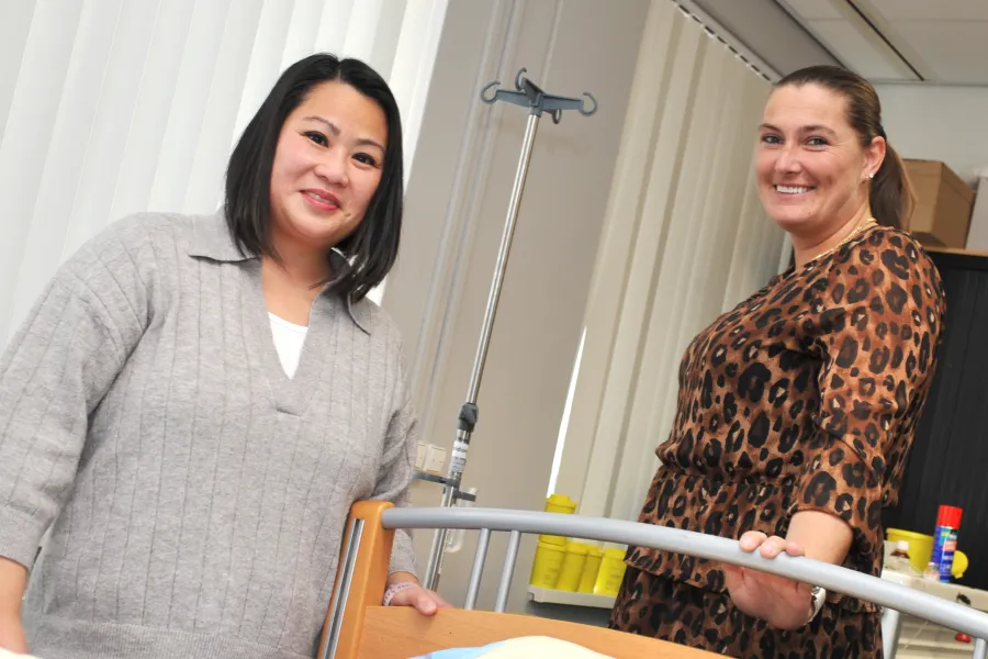 2 collega's die training ADL volgen kijken naar camera