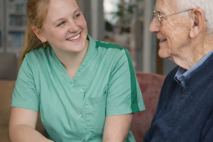 Helpende Plus met cliënt in woonzorg