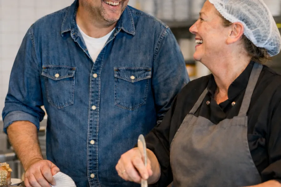 Twee collega's werken in de keuken van de ouderenzorg ViVa! Zorggroep