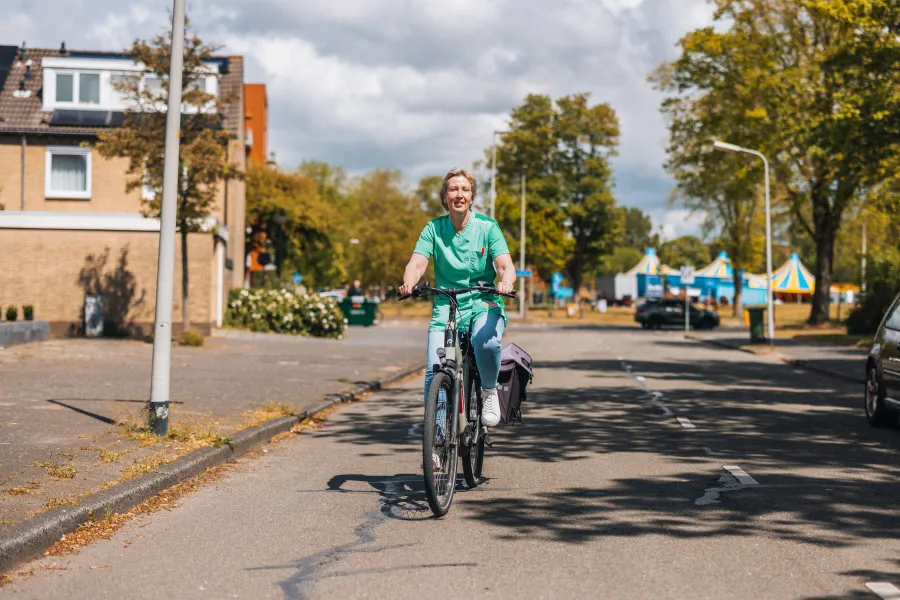 Elisabeth fietst door de wijk voor wijkzorg