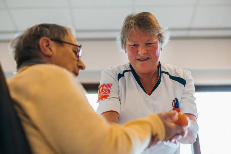Anne-marie oefent met cliënt op de GRZ