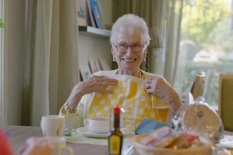 Mevrouw Kroone lacht in het restaurant